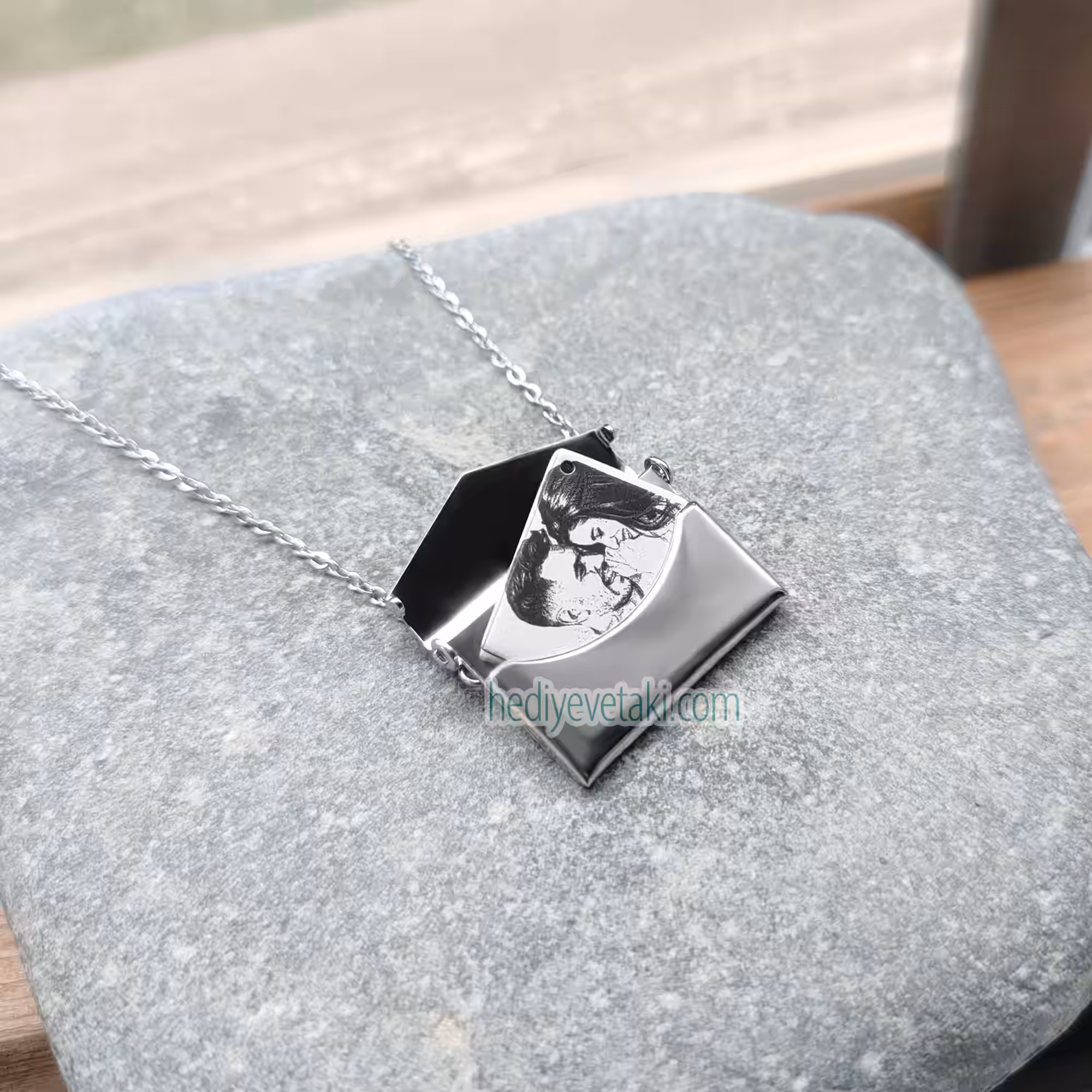 İçi Açılan Resimli Zarf Kolye 1 Zarf temalı kişisel kolye